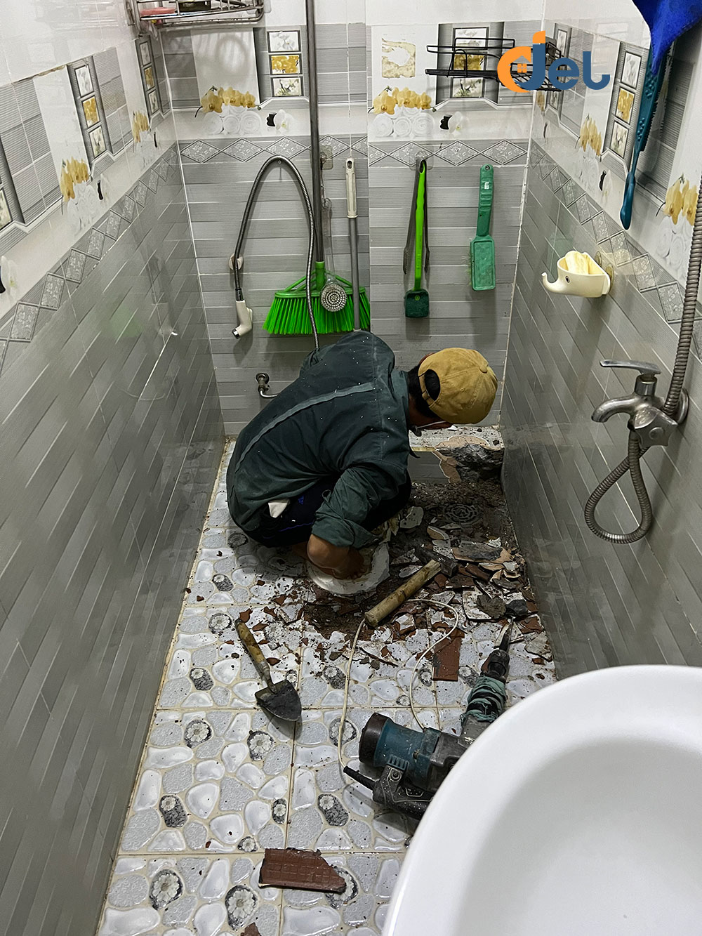 thi công đục gạch nền nhà vệ sinh cũ